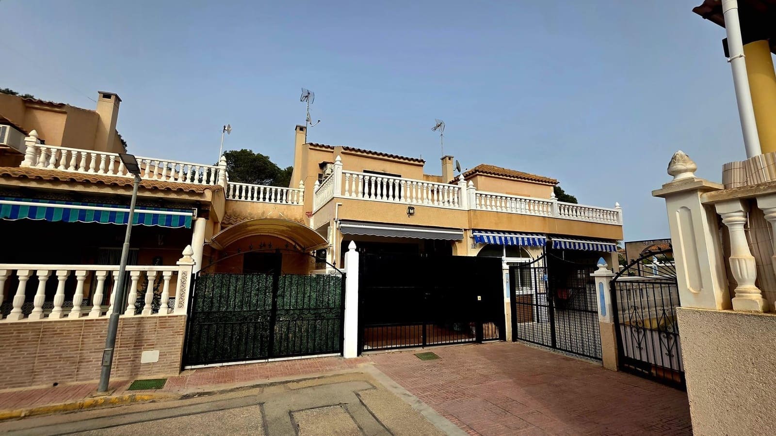 Bungalow de 2 habitaciones en Torrevieja en venta con piscina garaje - 157.990 € (Ref: 9677425)