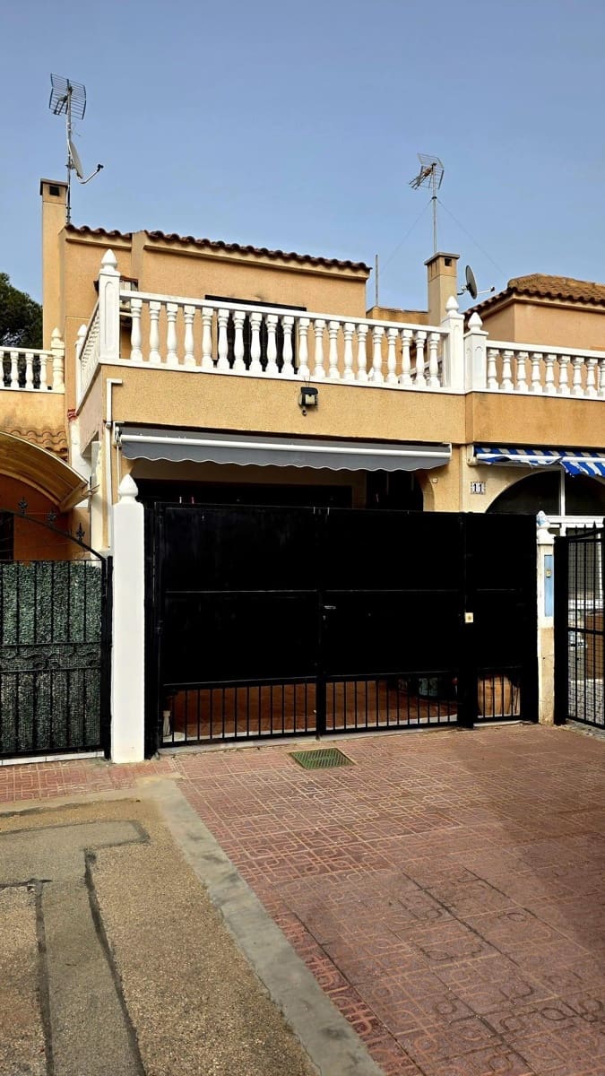 2 soverom Rekkehus til salgs i Torrevieja med svømmebasseng garasje - € 157 990 (Ref: 9677426)