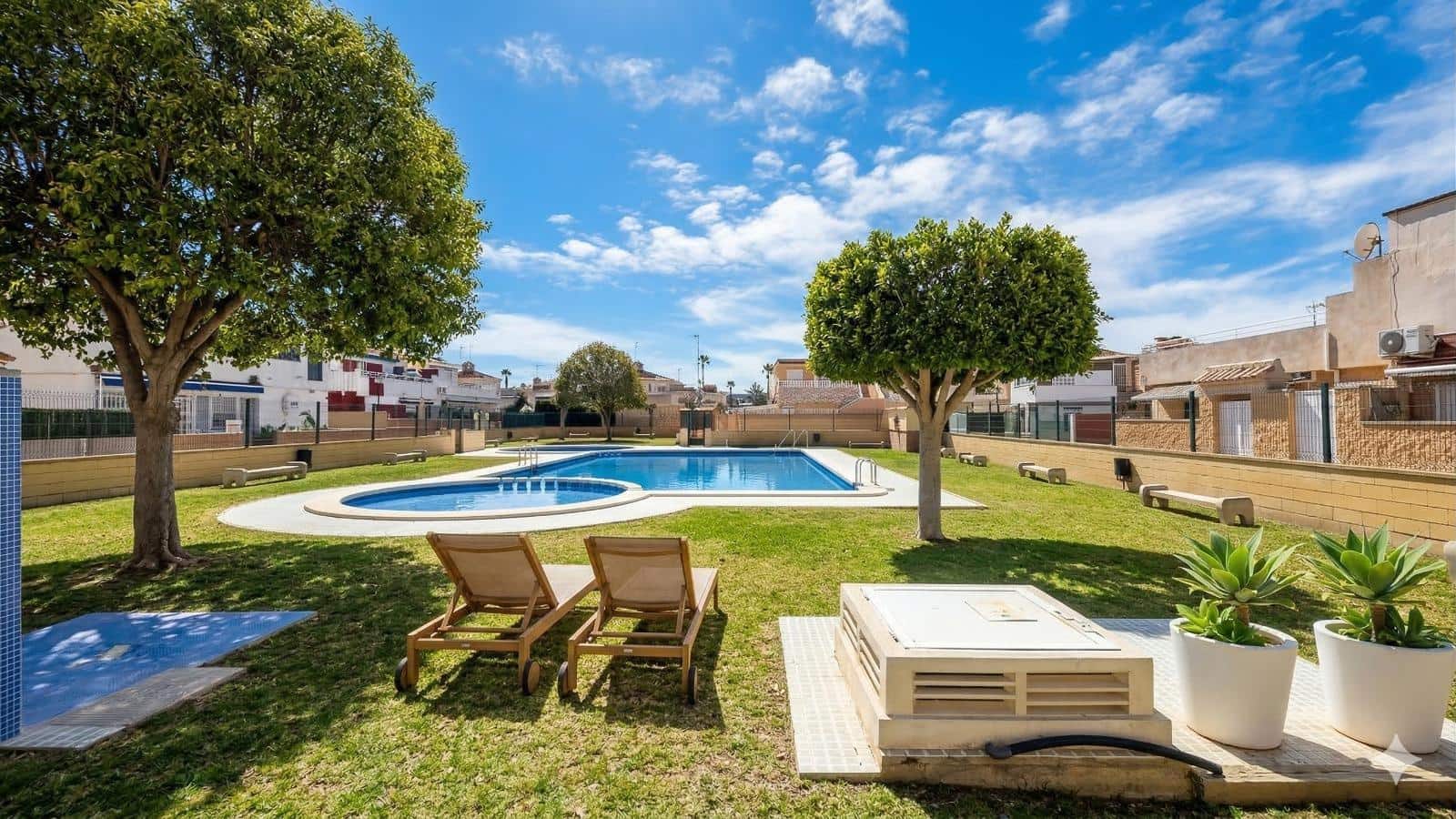 3 chambre Villa/Maison Mitoyenne à vendre à Torrevieja avec piscine - 180 000 € (Ref: 9695286)