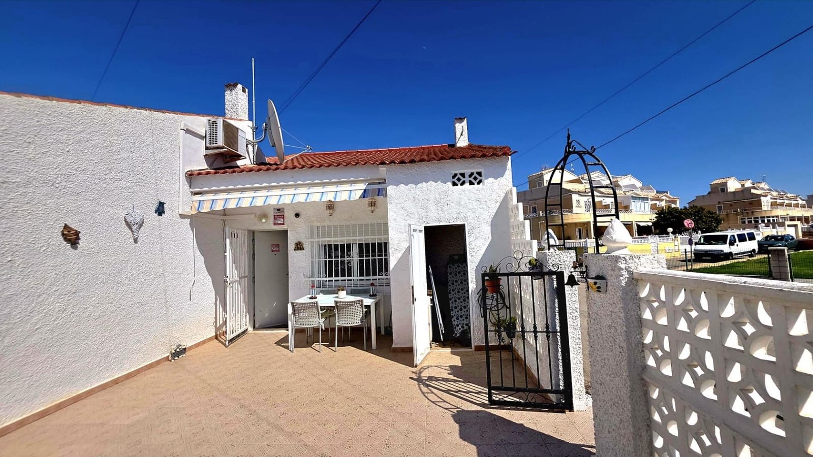 2 bedroom Terraced Villa for sale in Torrevieja with pool - € 139,772 (Ref: 9726608)