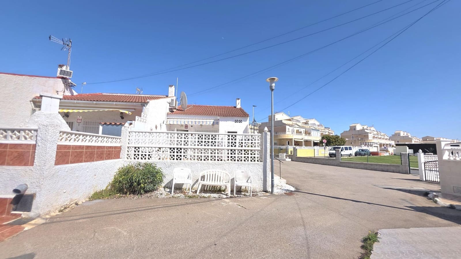 2 bedroom Terraced Villa for sale in Torrevieja with pool - € 139,772 (Ref: 9726608)