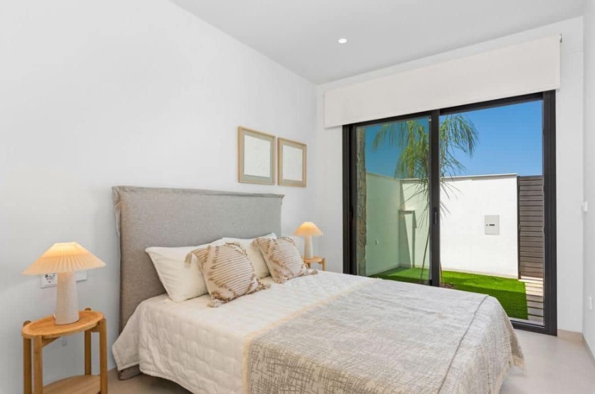 3 bedroom Villa for sale in Los Alcazares with pool - € 519,900 (Ref: 9780953)