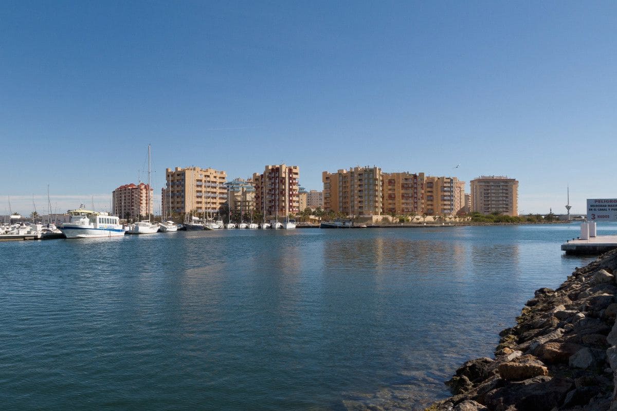 3 Zimmer Apartment zu verkaufen in La Manga del Mar Menor mit Pool - 254.000 € (Ref: 9811536)