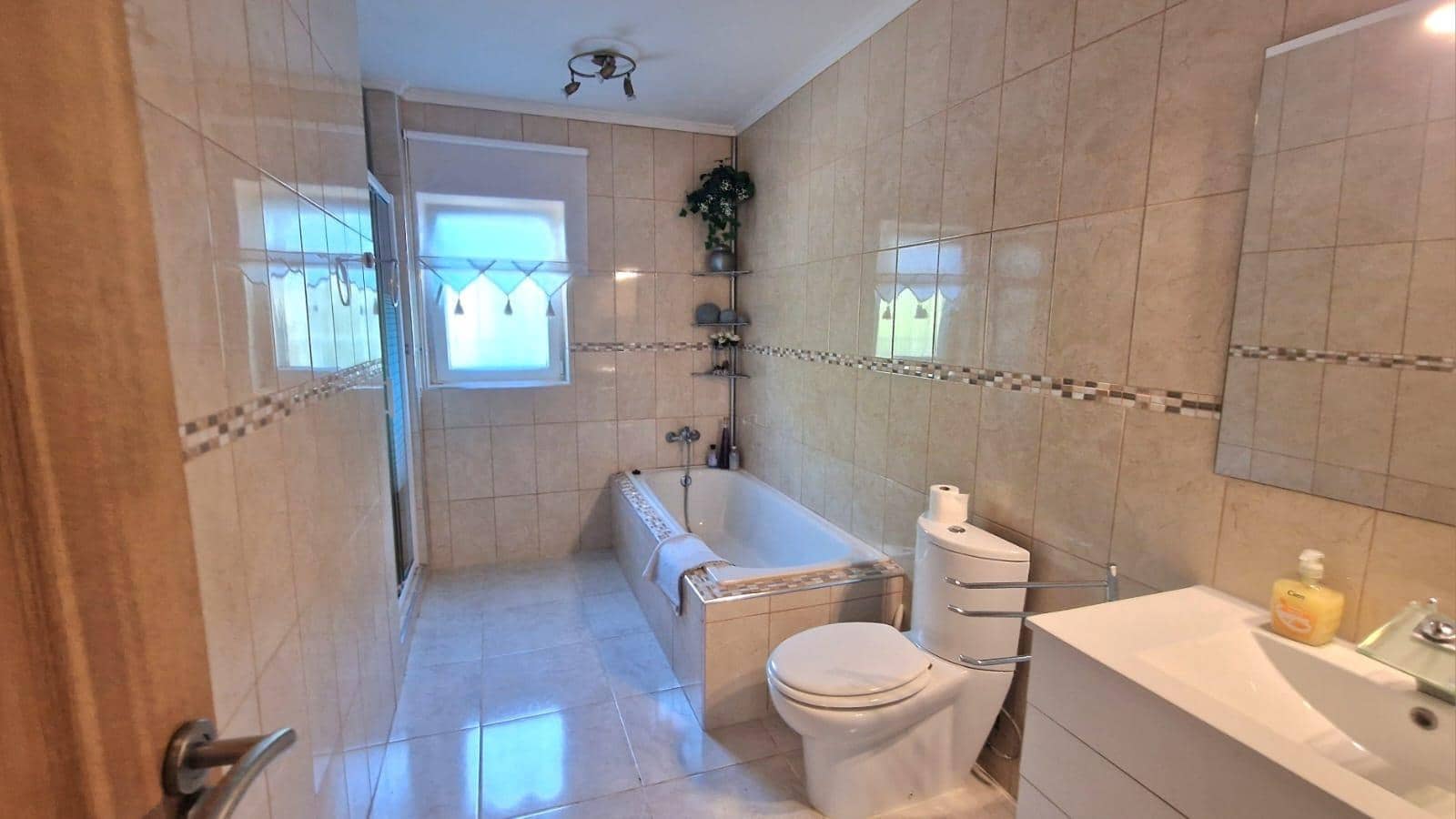 4 bedroom Villa for rent in Torrevieja with pool garage - € 2,500 (Ref: 9829047)