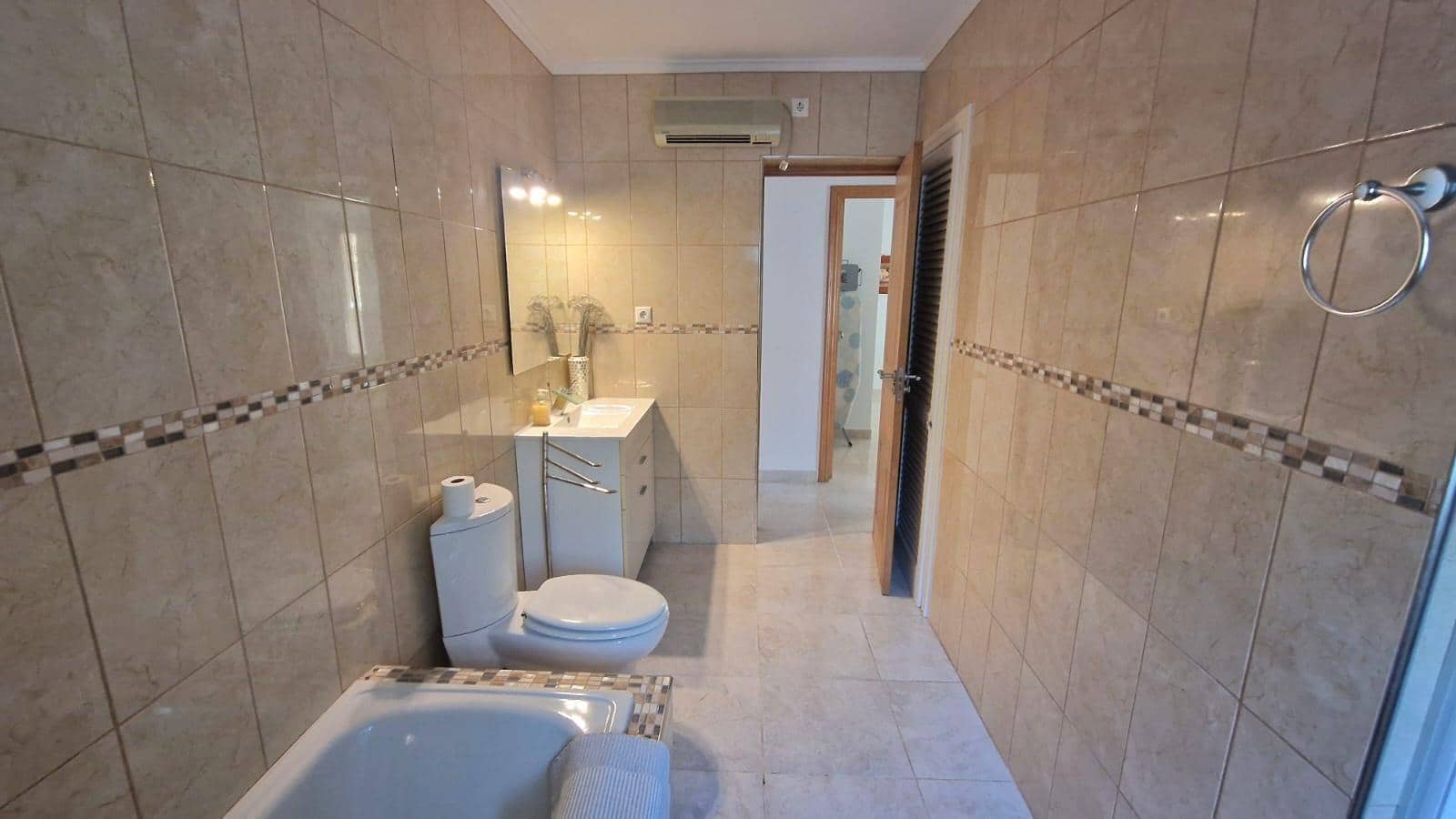4 bedroom Villa for rent in Torrevieja with pool garage - € 2,500 (Ref: 9829047)