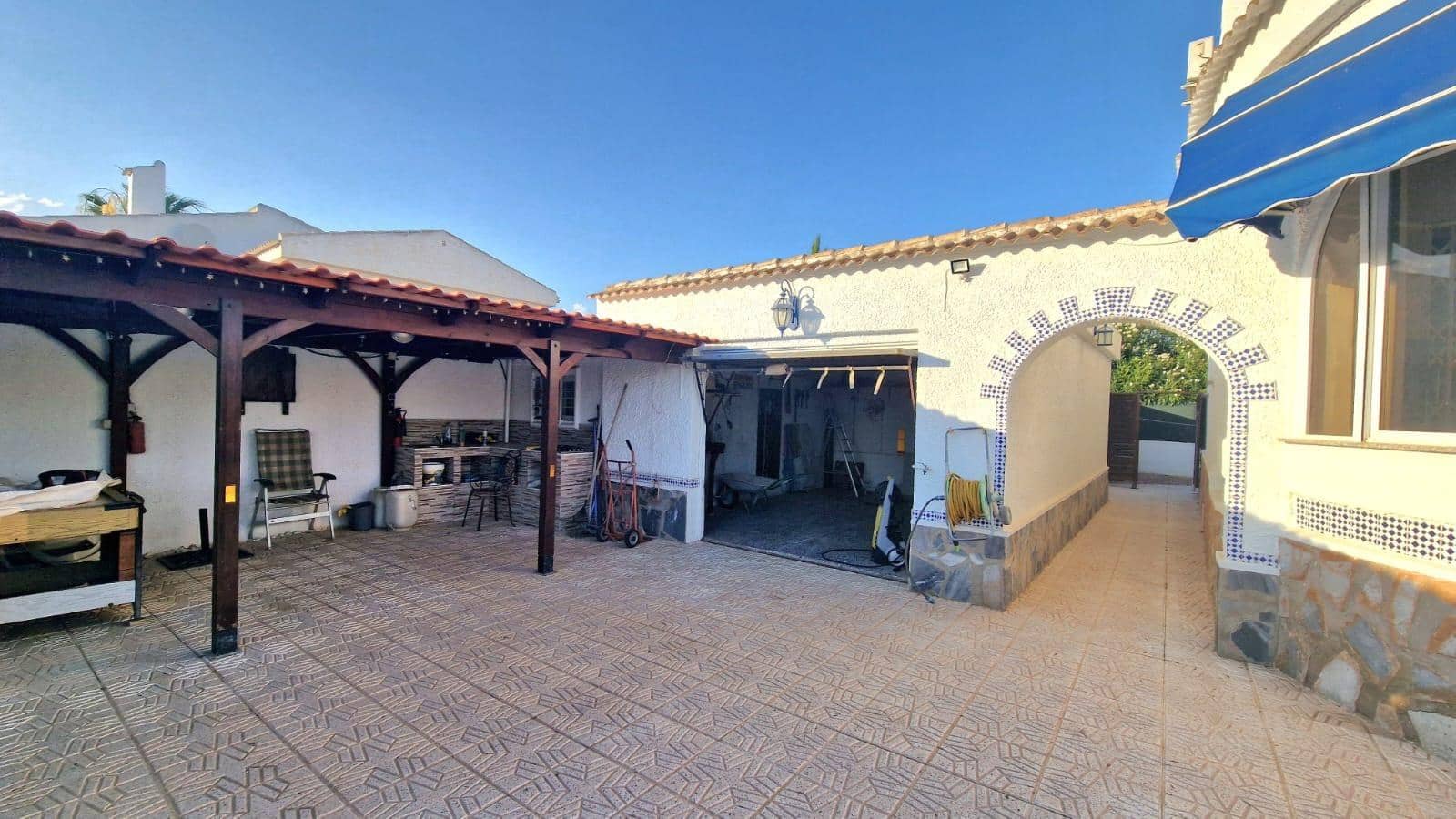 4 bedroom Villa for rent in Torrevieja with pool garage - € 2,500 (Ref: 9829047)