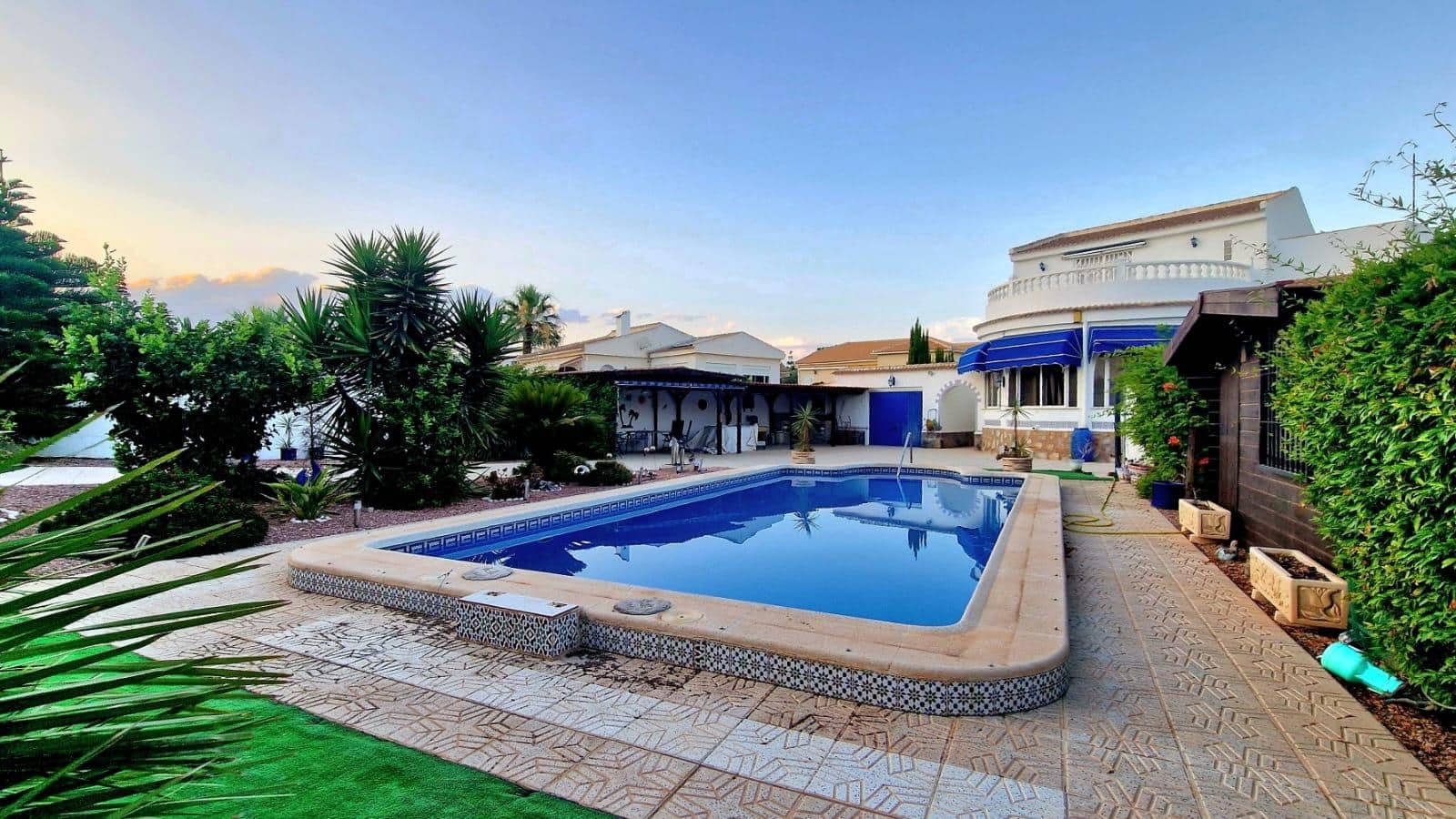 4 bedroom Villa for rent in Torrevieja with pool garage - € 2,500 (Ref: 9829047)
