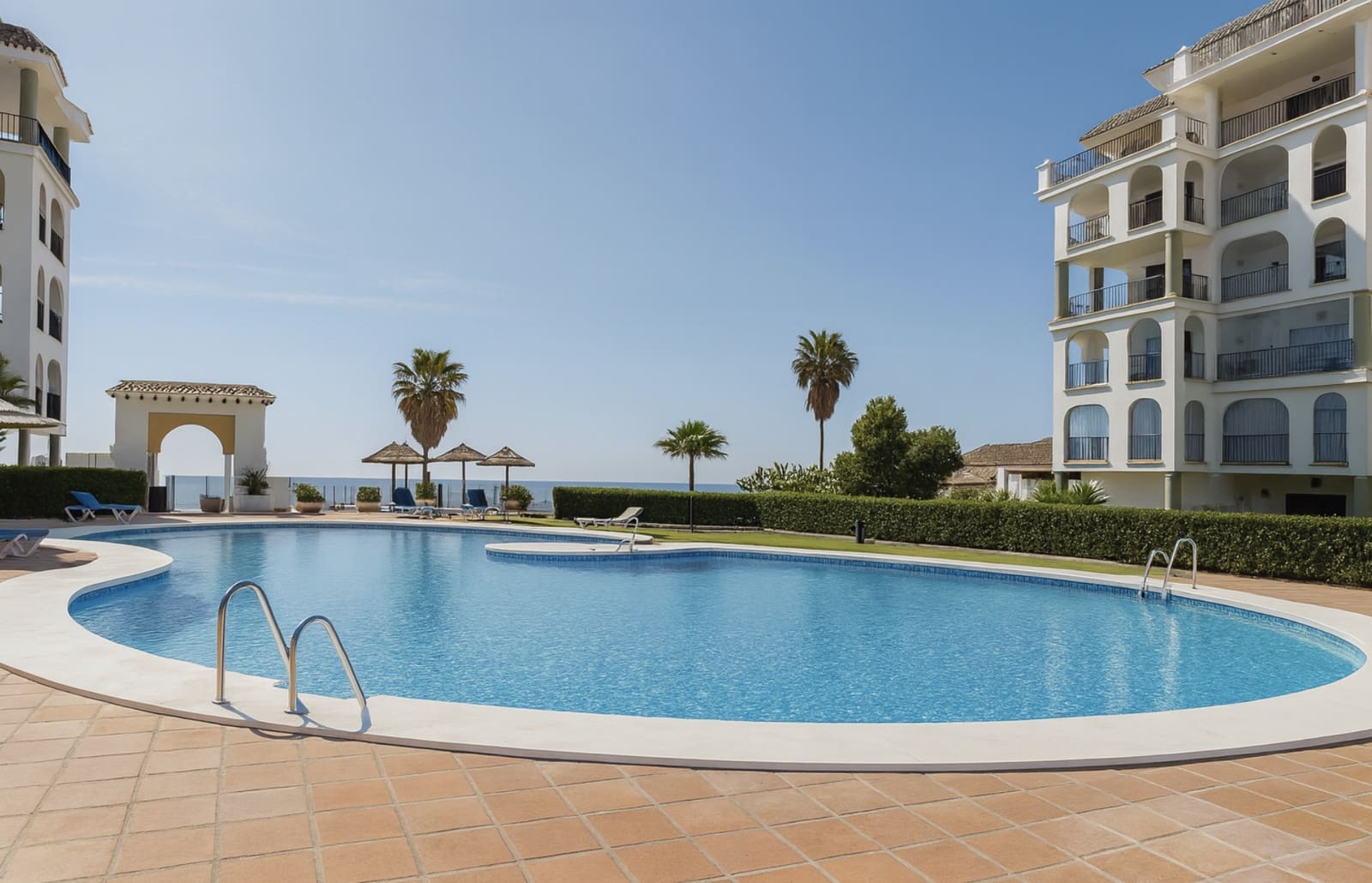 3 bedroom Apartment for sale in La Duquesa / Puerto de la Duquesa with pool garage - € 365,000 (Ref: 9301501)