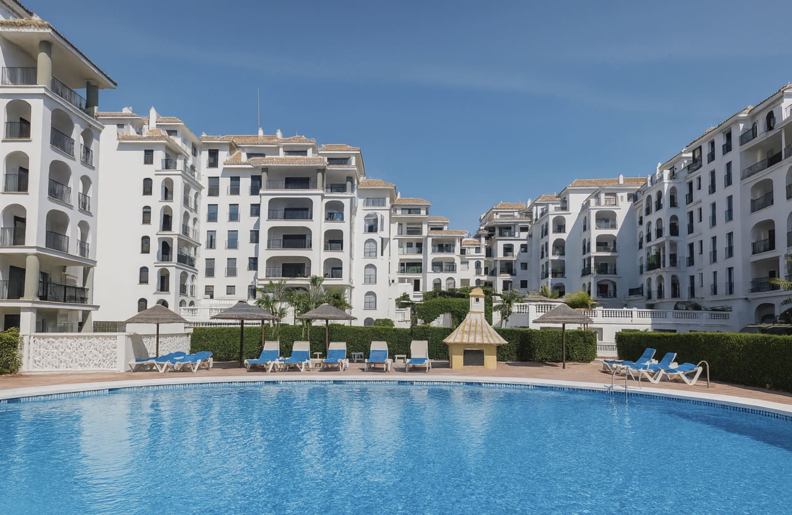 3 bedroom Apartment for sale in La Duquesa / Puerto de la Duquesa with pool garage - € 365,000 (Ref: 9301501)