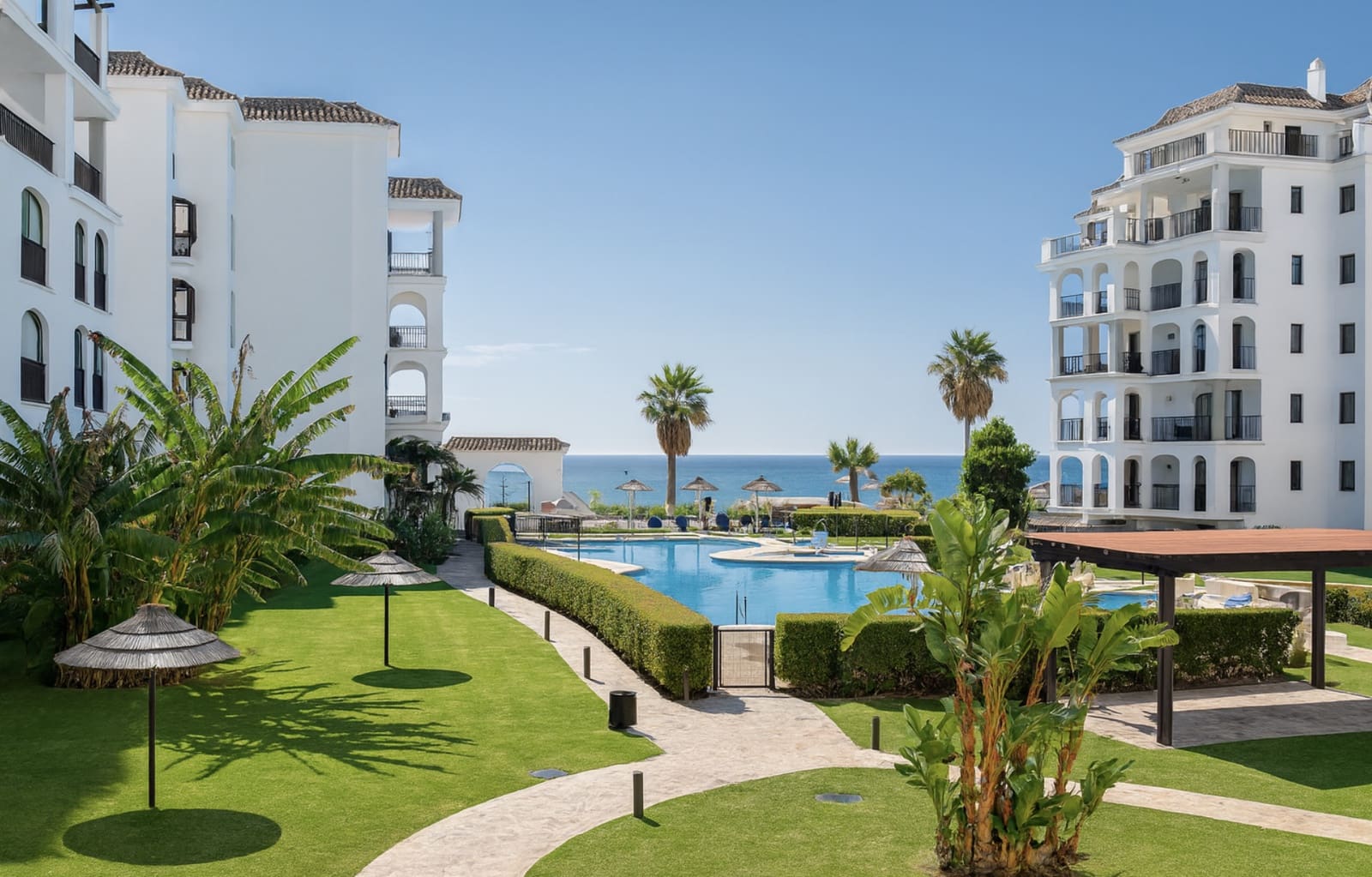 3 bedroom Apartment for sale in La Duquesa / Puerto de la Duquesa with pool garage - € 365,000 (Ref: 9301501)