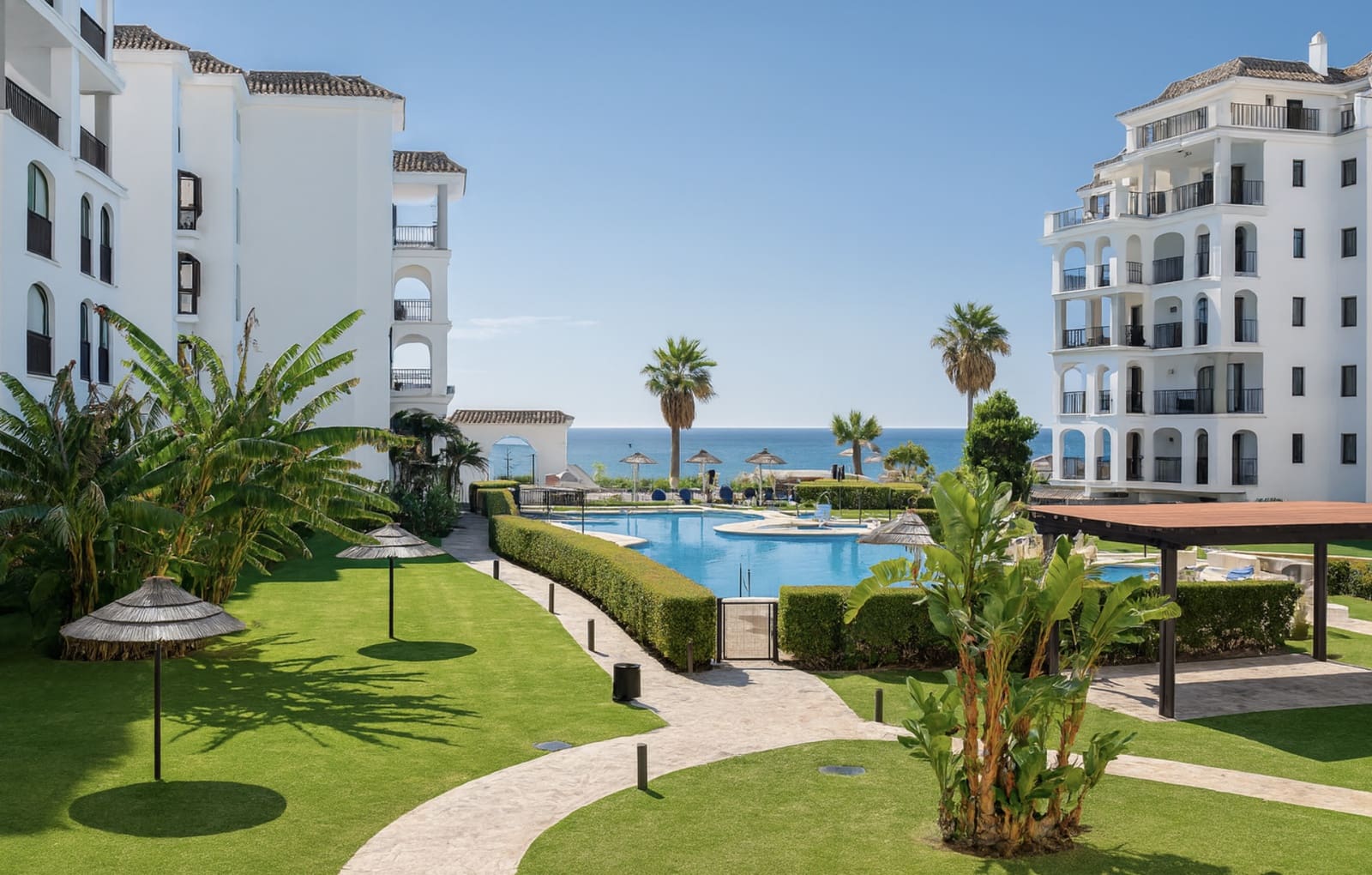 3 bedroom Apartment for sale in La Duquesa / Puerto de la Duquesa with pool garage - € 365,000 (Ref: 9301501)