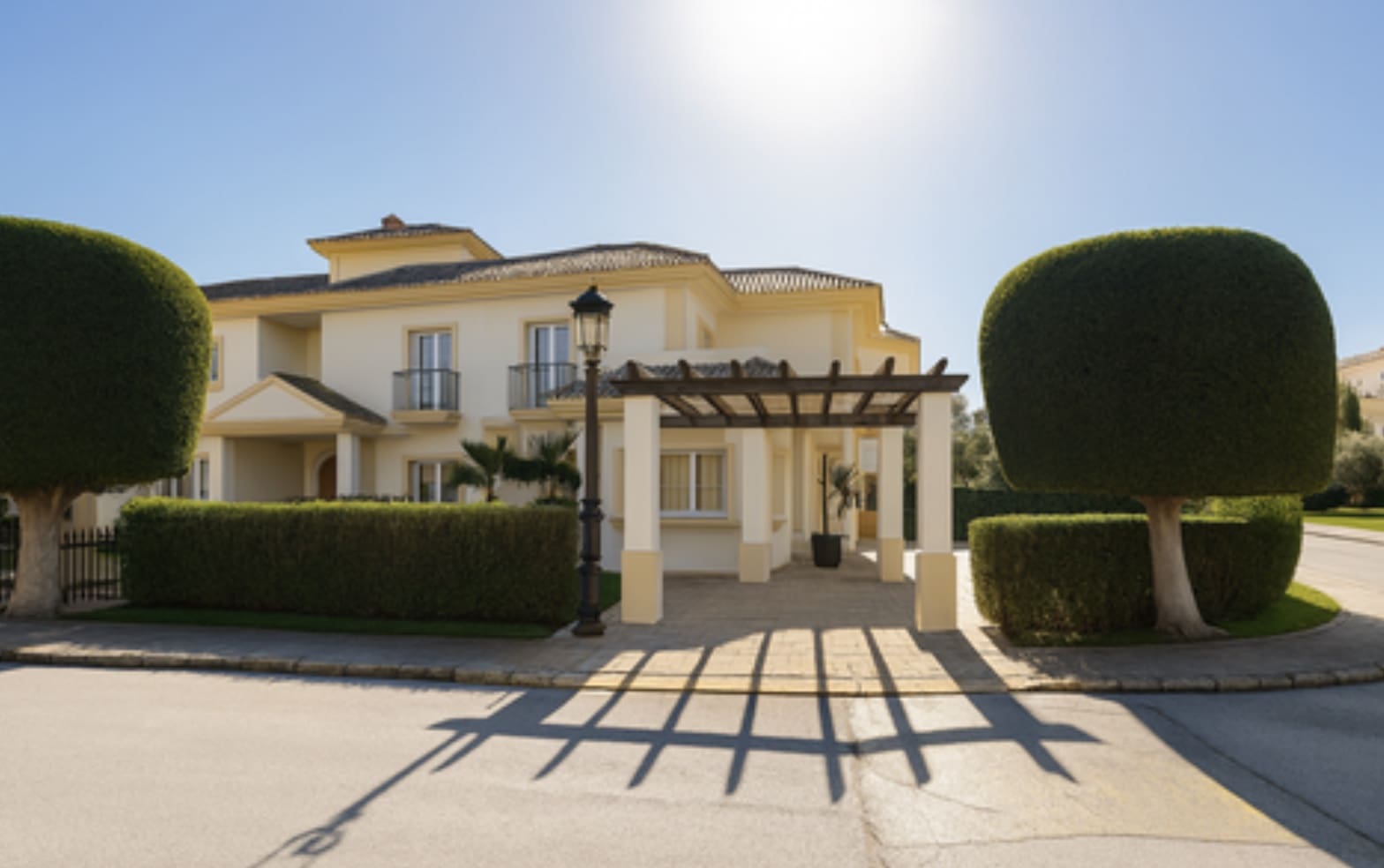 3 soveværelse Byhus til salg i San Roque med swimmingpool garage - € 550.000 (Ref: 9308031)