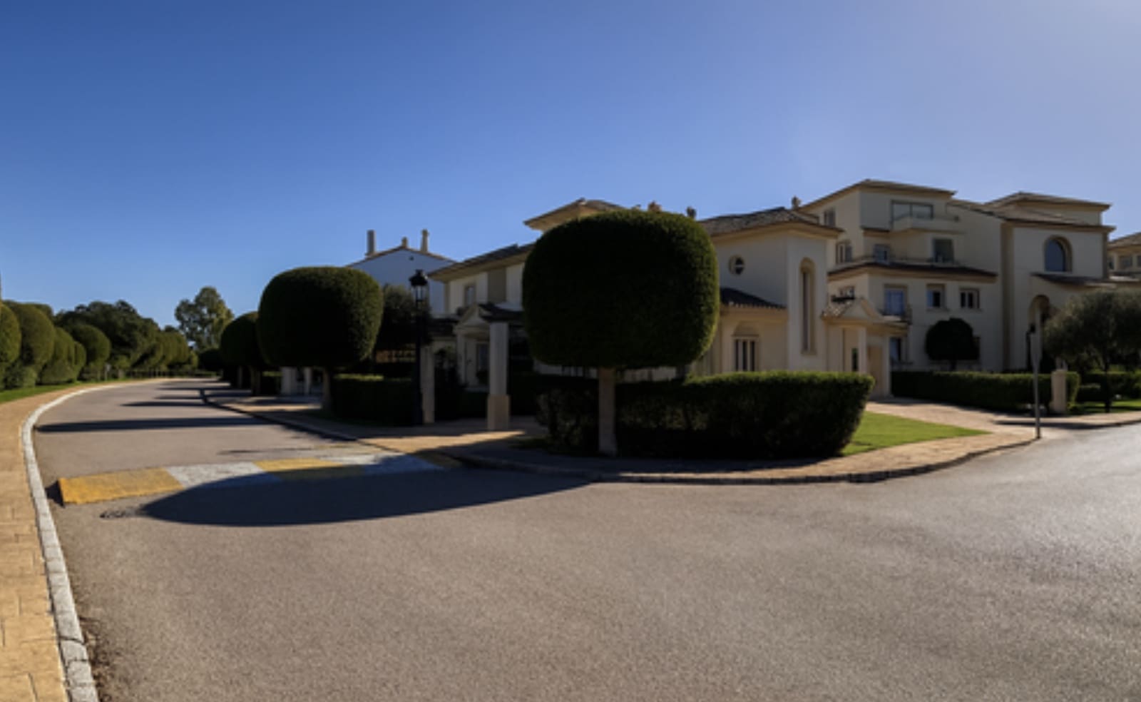 3 soveværelse Byhus til salg i San Roque med swimmingpool garage - € 550.000 (Ref: 9308031)