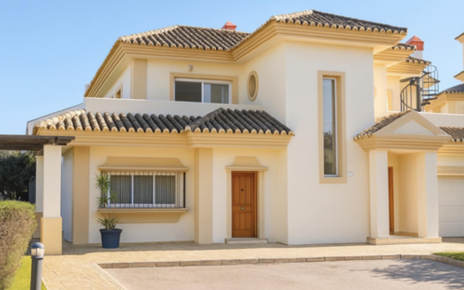 3 soveværelse Byhus til salg i San Roque med swimmingpool garage - € 550.000 (Ref: 9308031)