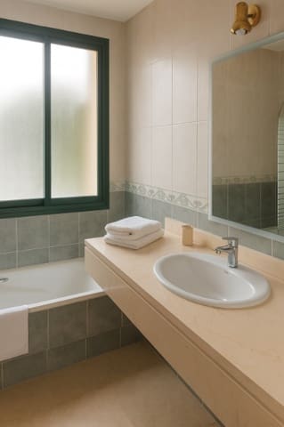 Apartment for sale in La Duquesa / Puerto de la Duquesa, Manilva with pool garage - € 325,000 (Ref: 9311380)