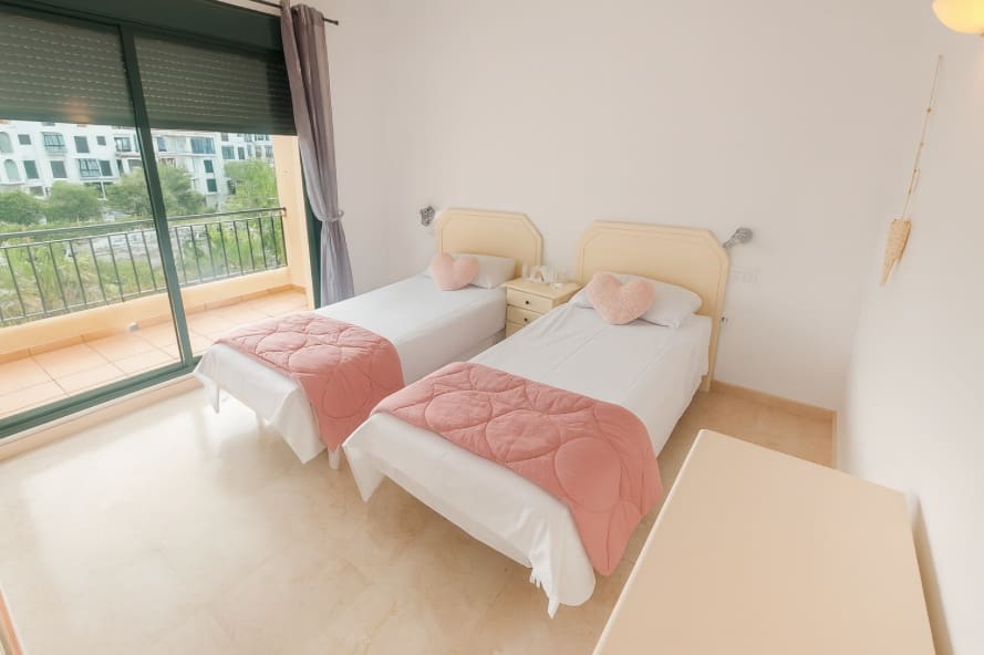 Apartment for sale in La Duquesa / Puerto de la Duquesa with pool garage - € 325,000 (Ref: 9311380)