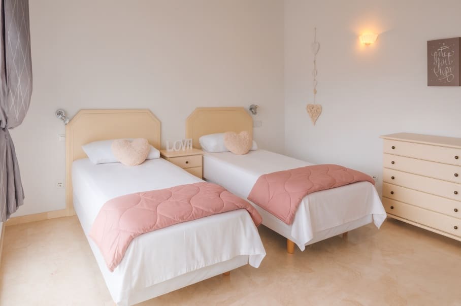 Apartment for sale in La Duquesa / Puerto de la Duquesa with pool garage - € 325,000 (Ref: 9311380)