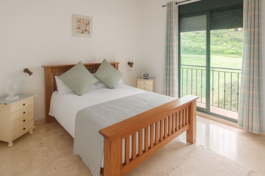 Apartment for sale in La Duquesa / Puerto de la Duquesa with pool garage - € 325,000 (Ref: 9311380)