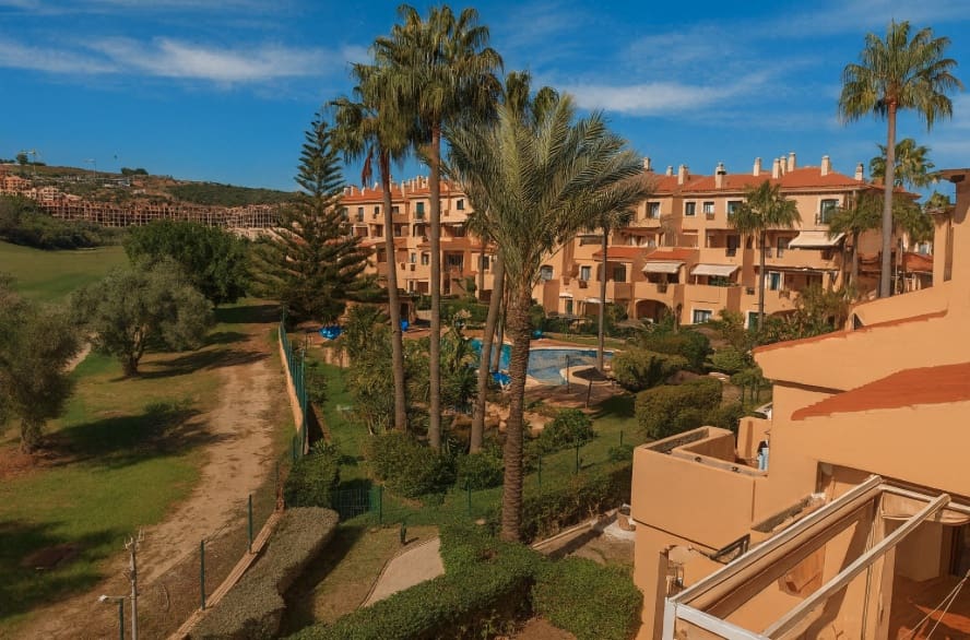 Apartment for sale in La Duquesa / Puerto de la Duquesa with pool garage - € 325,000 (Ref: 9311380)