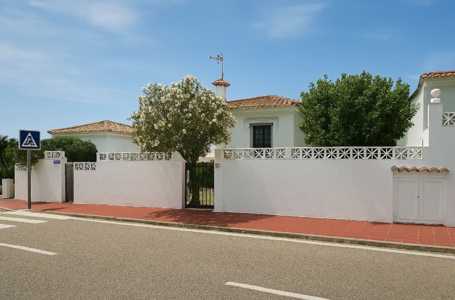 2 soveværelse Byhus til salg i La Duquesa / Puerto de la Duquesa med swimmingpool - € 450.000 (Ref: 9311434)