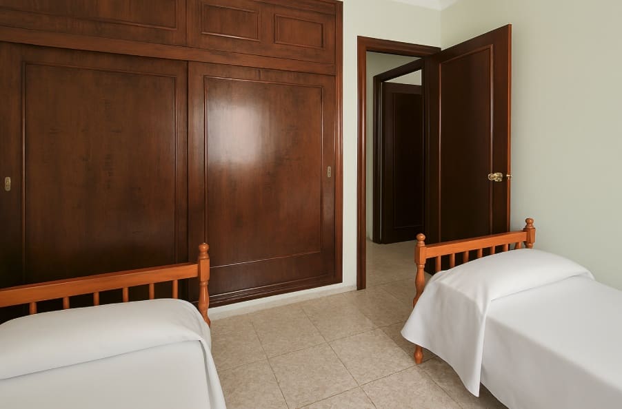 2 soveværelse Byhus til salg i La Duquesa / Puerto de la Duquesa med swimmingpool - € 450.000 (Ref: 9311434)