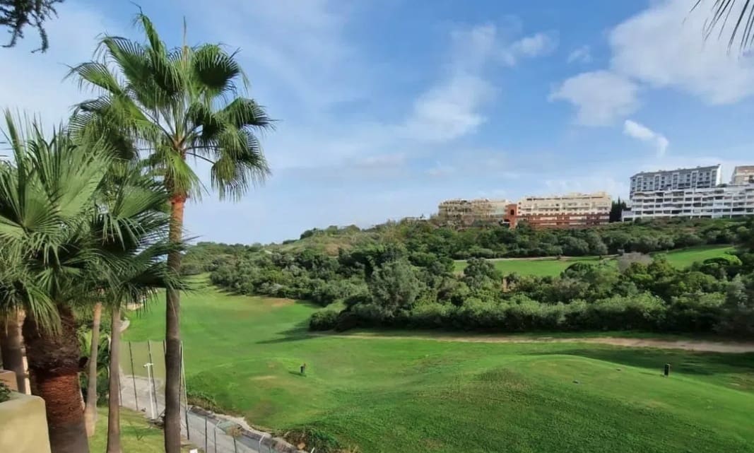 2 quarto Apartamento para venda em La Duquesa / Puerto de la Duquesa com piscina - 245 000 € (Ref: 9329685)