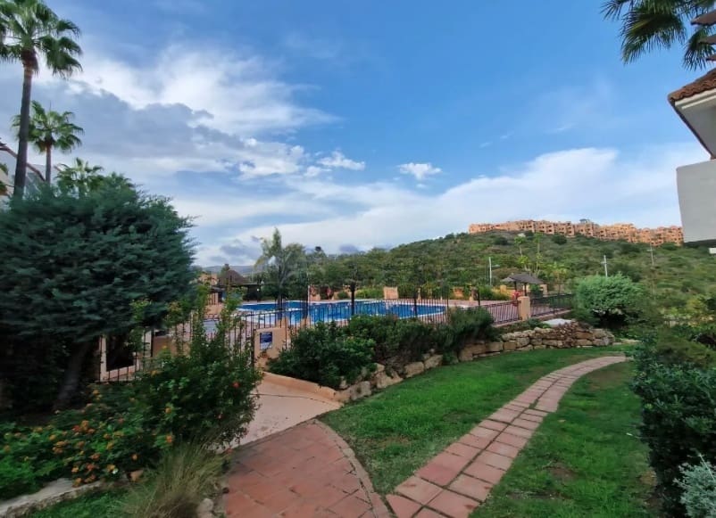 2 quarto Apartamento para venda em La Duquesa / Puerto de la Duquesa com piscina - 245 000 € (Ref: 9329685)