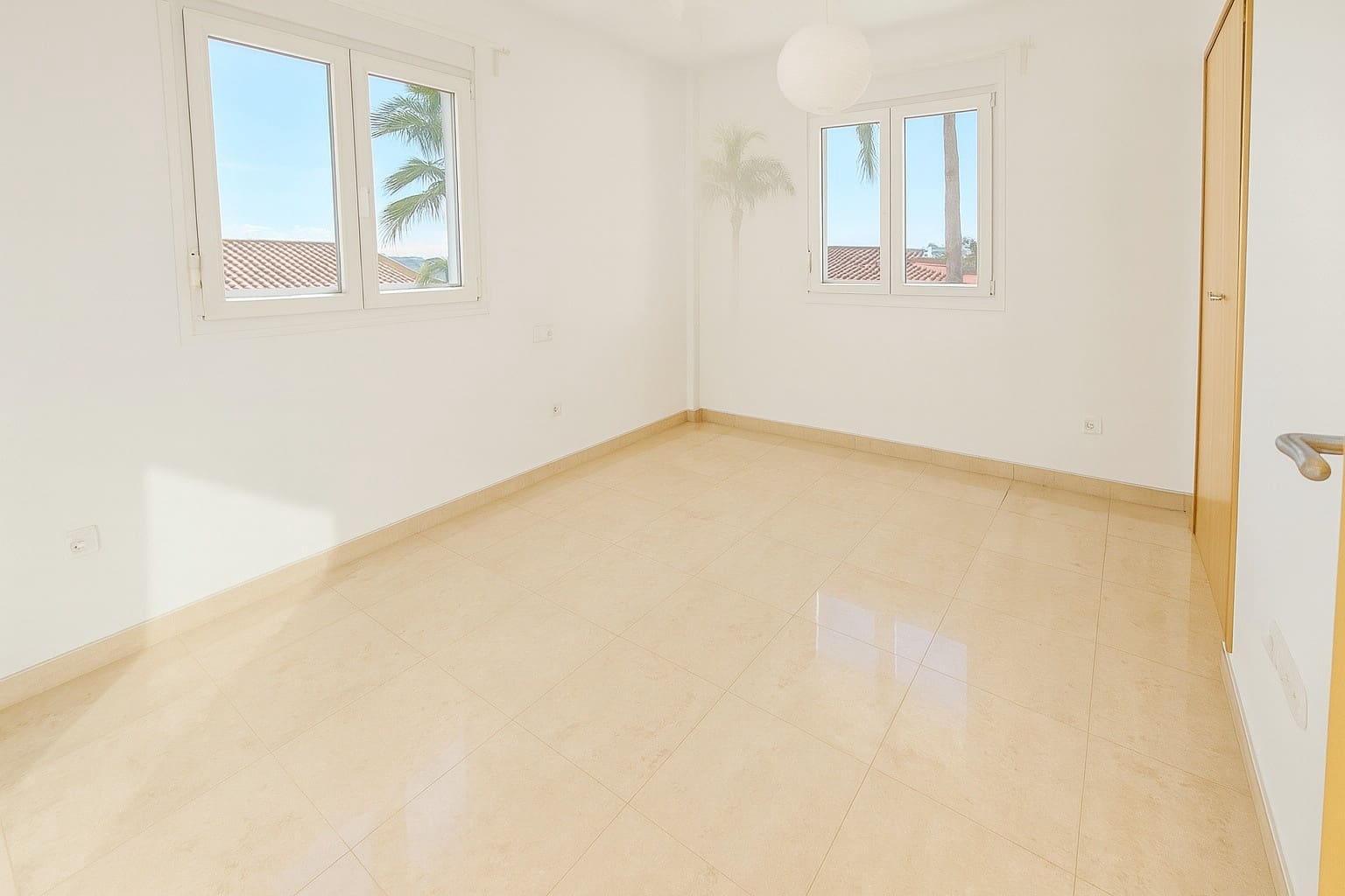 5 bedroom Townhouse for sale in La Duquesa / Puerto de la Duquesa with pool garage - € 485,000 (Ref: 9331456)