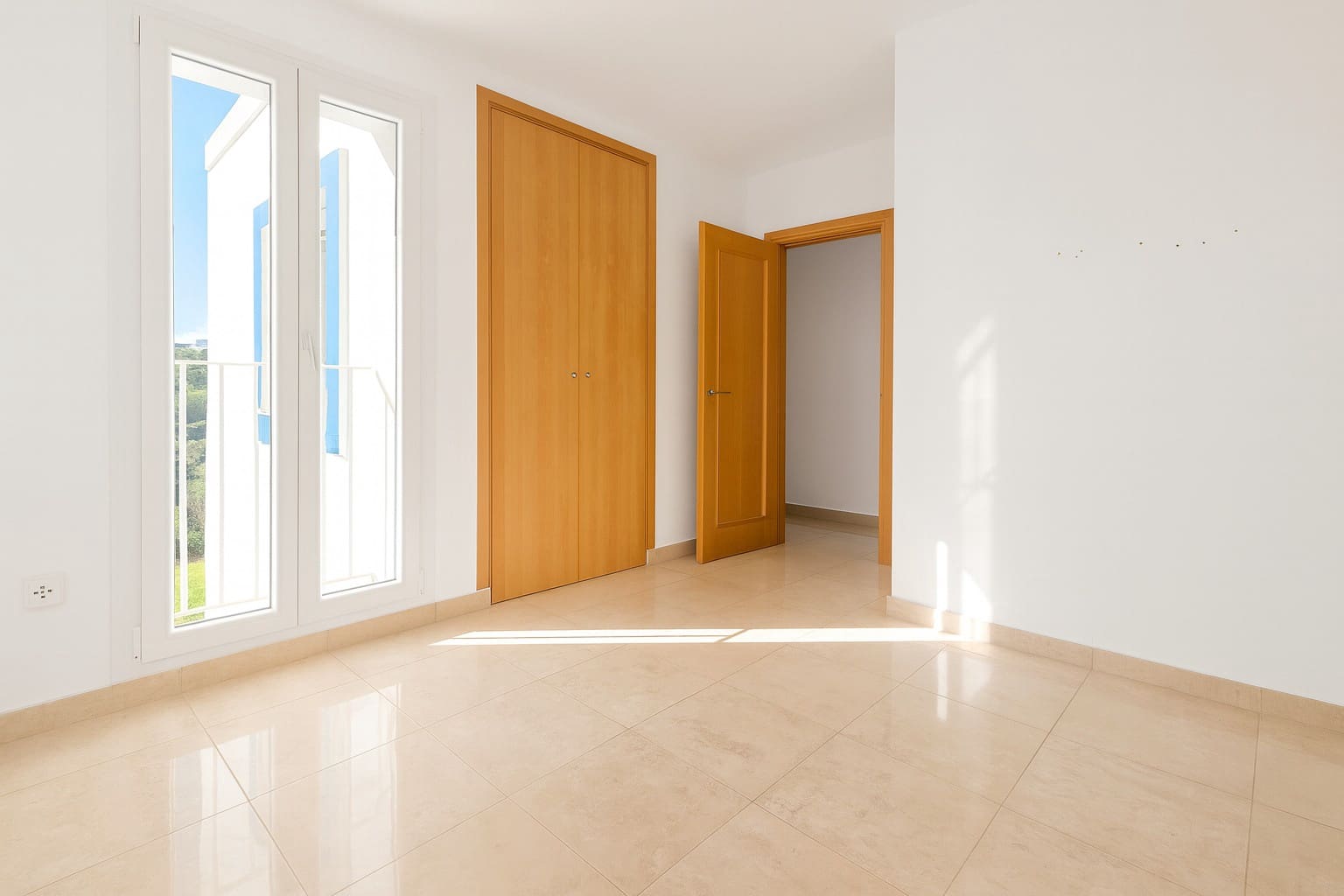 5 bedroom Townhouse for sale in La Duquesa / Puerto de la Duquesa with pool garage - € 485,000 (Ref: 9331456)