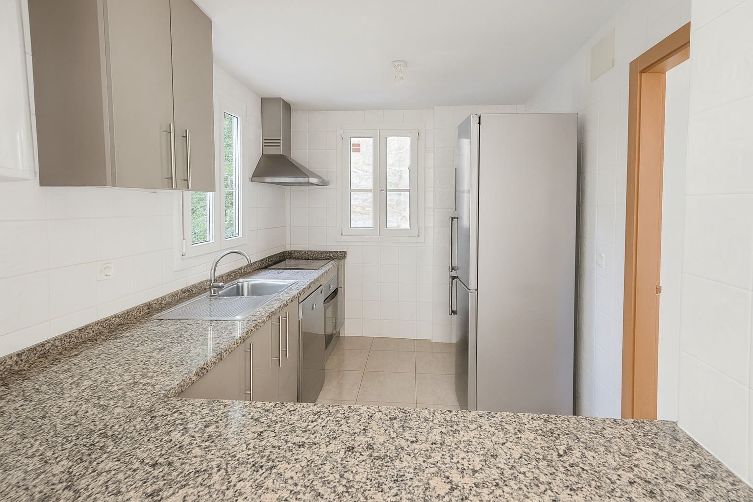 5 bedroom Townhouse for sale in La Duquesa / Puerto de la Duquesa with pool garage - € 485,000 (Ref: 9331456)