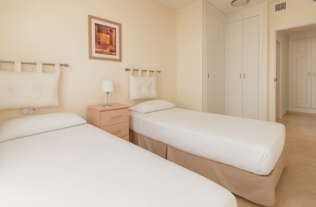 2 bedroom Apartment for sale in La Duquesa / Puerto de la Duquesa with pool garage - € 330,000 (Ref: 9331836)