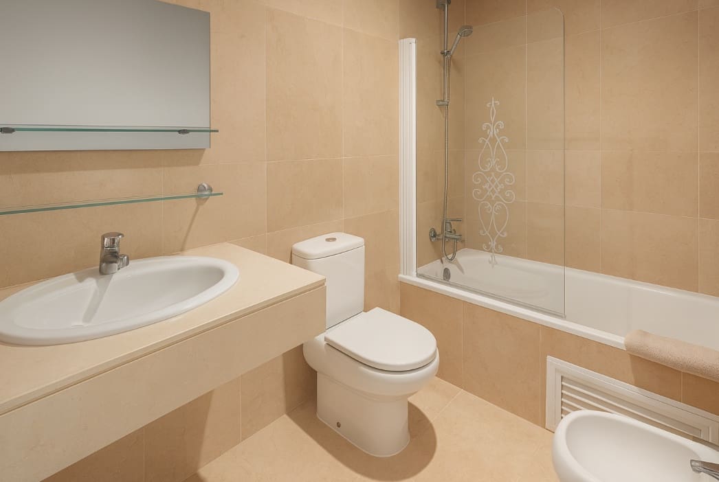 2 bedroom Apartment for sale in La Duquesa / Puerto de la Duquesa with pool garage - € 330,000 (Ref: 9331836)