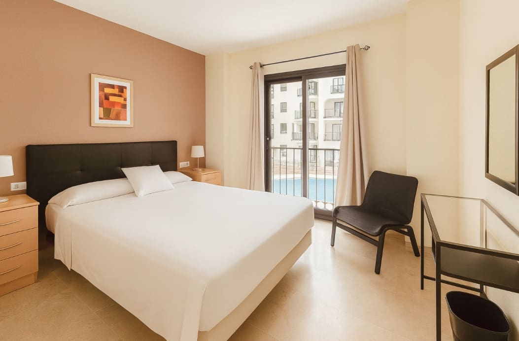 2 bedroom Apartment for sale in La Duquesa / Puerto de la Duquesa with pool garage - € 330,000 (Ref: 9331836)