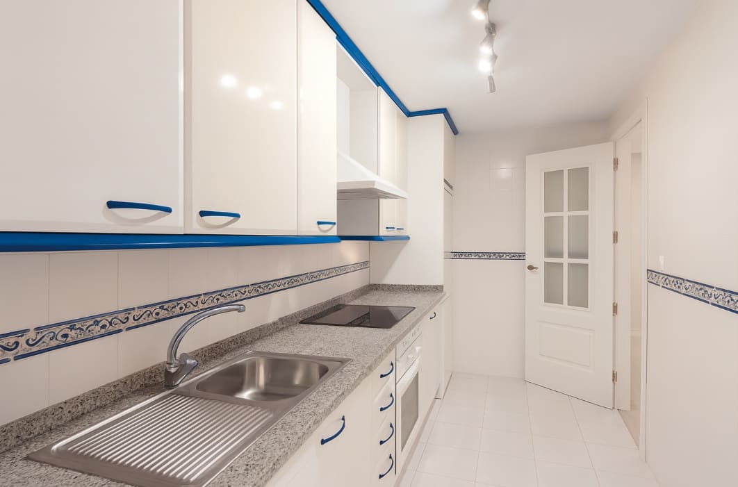 2 bedroom Apartment for sale in La Duquesa / Puerto de la Duquesa with pool garage - € 330,000 (Ref: 9331836)