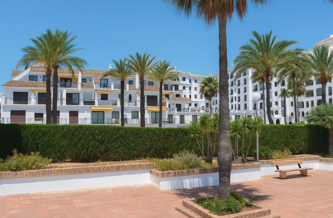 2 bedroom Apartment for sale in La Duquesa / Puerto de la Duquesa with pool garage - € 330,000 (Ref: 9331836)