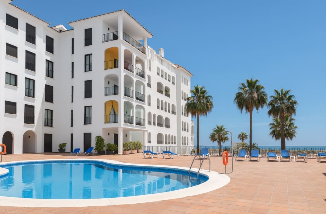 2 bedroom Apartment for sale in La Duquesa / Puerto de la Duquesa with pool garage - € 330,000 (Ref: 9331836)