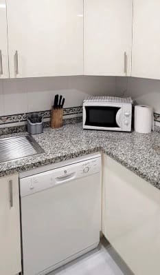 2 soverom Leilighet til leie i La Duquesa / Puerto de la Duquesa med svømmebasseng garasje - € 1 100 (Ref: 9348462)