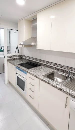 2 soverom Leilighet til leie i La Duquesa / Puerto de la Duquesa med svømmebasseng garasje - € 1 100 (Ref: 9348462)