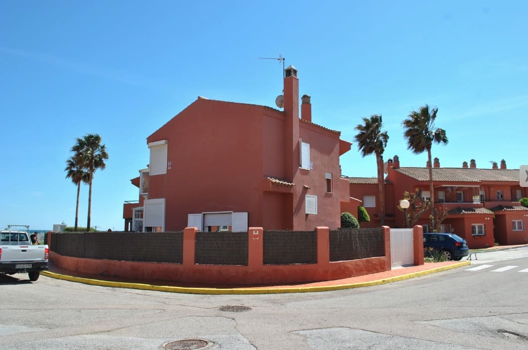 4 soveværelse Semi-Rækkehus til salg i La Duquesa / Puerto de la Duquesa med swimmingpool garage - € 477.000 (Ref: 9379395)