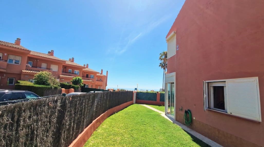 4 soveværelse Semi-Rækkehus til salg i La Duquesa / Puerto de la Duquesa med swimmingpool garage - € 477.000 (Ref: 9379395)