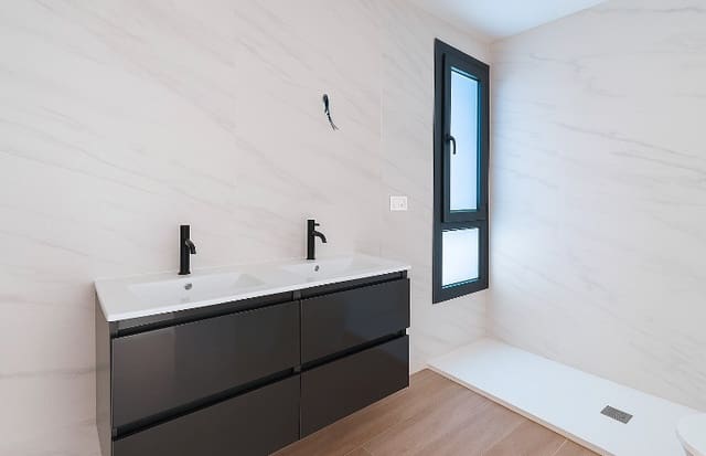 3 soverom Villa til salgs i La Duquesa / Puerto de la Duquesa, Manilva med garasje - € 450 000 (Ref: 9386501)