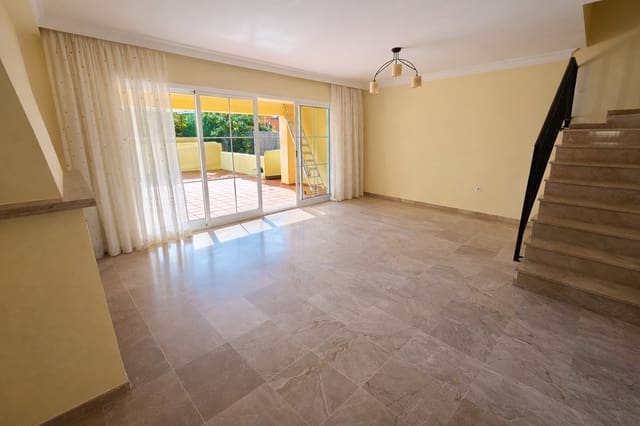 4 soveværelse Rækkehus til salg i La Alcaidesa med swimmingpool garage - € 375.000 (Ref: 9569528)