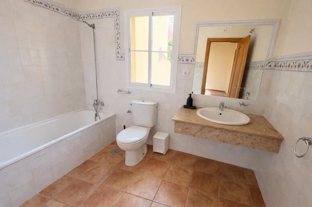 4 soveværelse Rækkehus til salg i La Alcaidesa med swimmingpool garage - € 375.000 (Ref: 9569528)