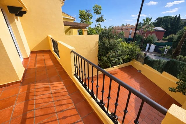 4 soveværelse Rækkehus til salg i La Alcaidesa med swimmingpool garage - € 375.000 (Ref: 9569528)