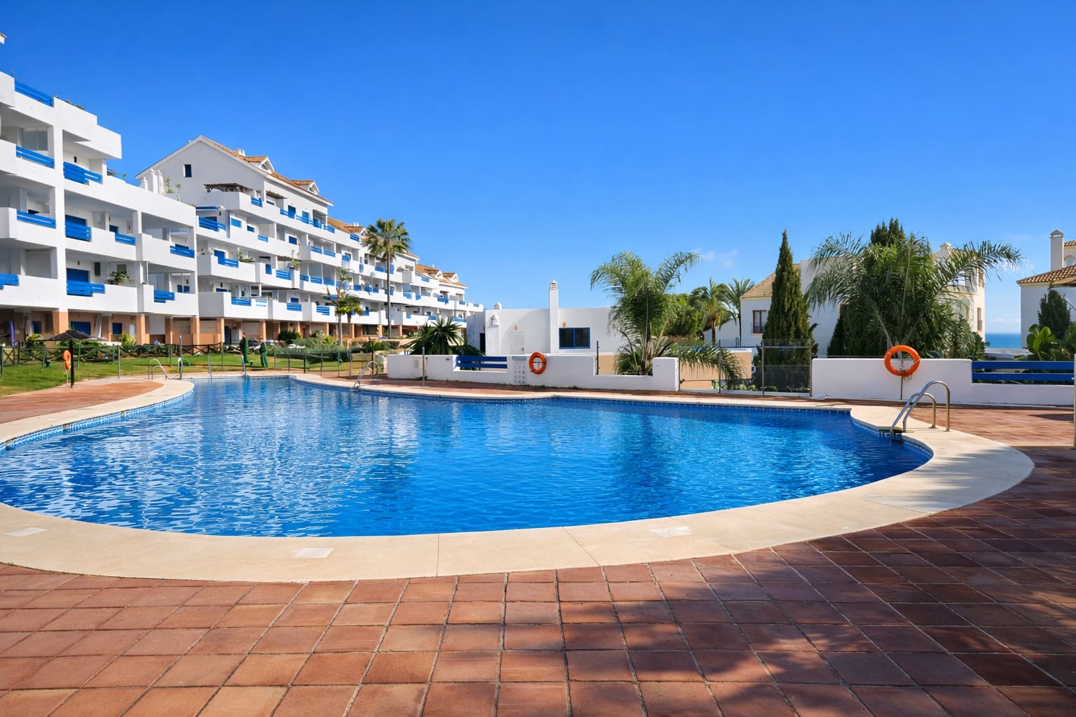 Appartement à vendre à La Duquesa / Puerto de la Duquesa avec piscine garage - 369 000 € (Ref: 9570007)