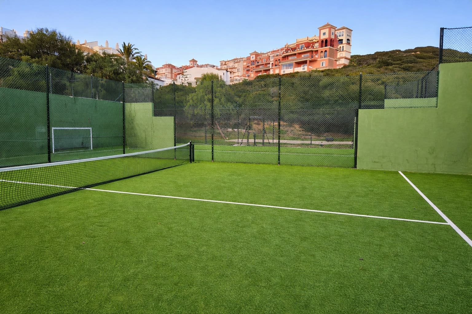 Appartement à vendre à La Duquesa / Puerto de la Duquesa avec piscine garage - 369 000 € (Ref: 9570007)