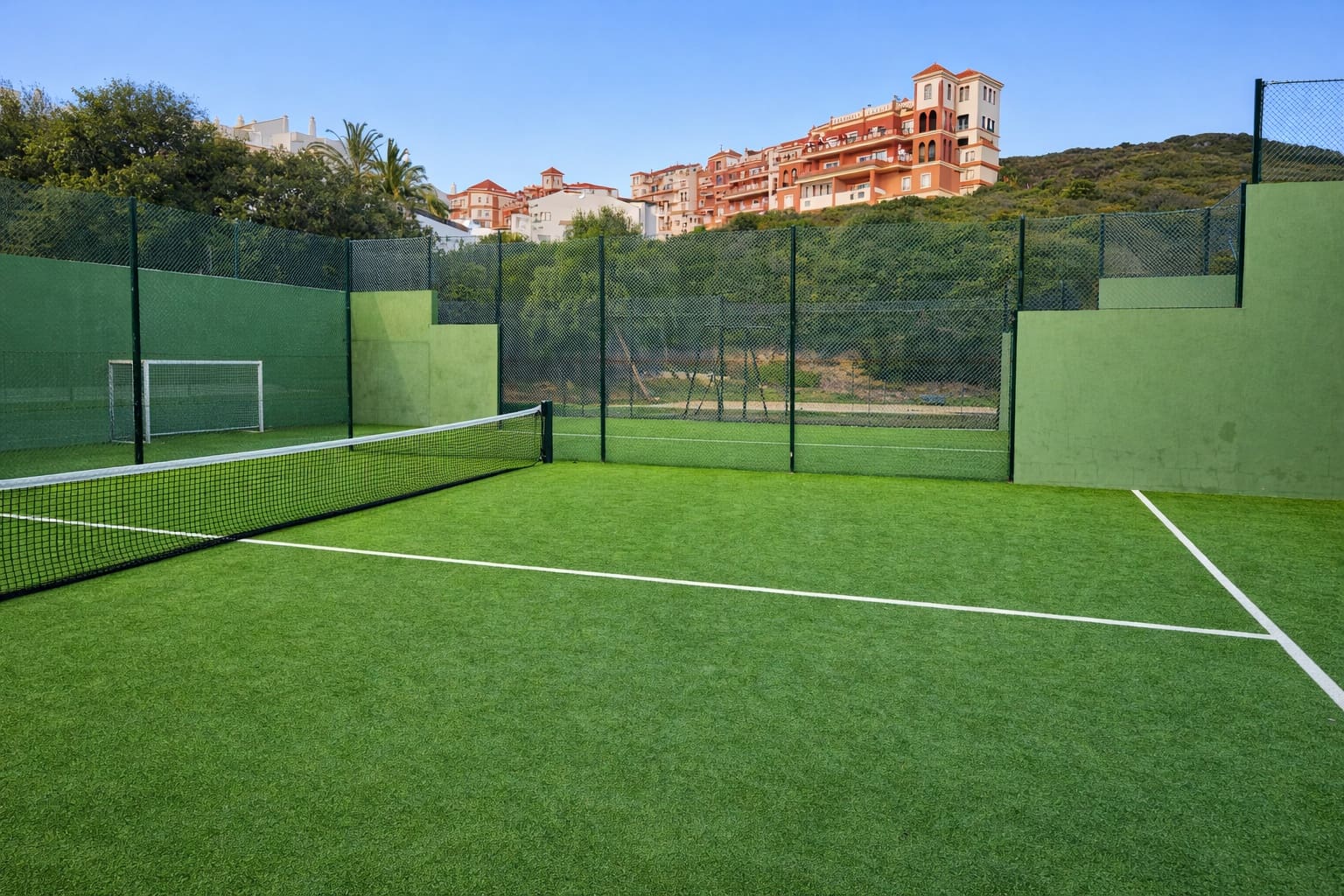 Appartement à vendre à La Duquesa / Puerto de la Duquesa avec piscine garage - 369 000 € (Ref: 9570007)