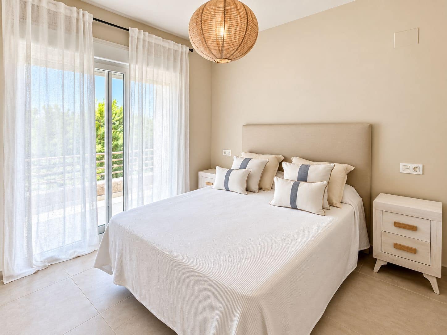 2 Zimmer Apartment zu vermieten in Moraira mit Pool Garage - 1.300 € (Ref: 10160195)
