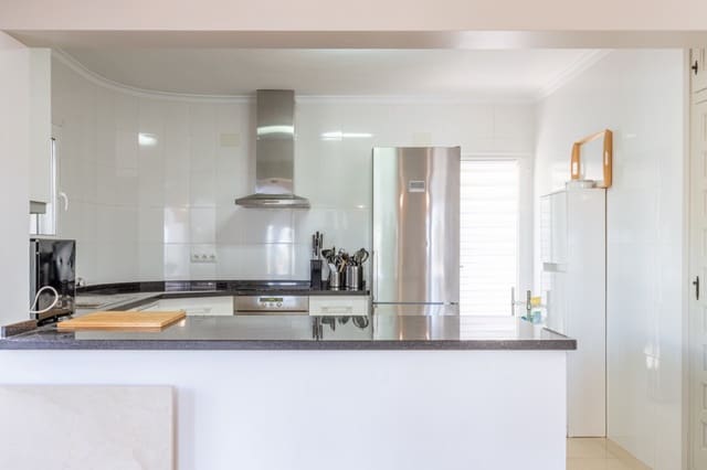 4 soverom Villa til salgs i Moraira, Teulada-Moraira med svømmebasseng garasje - € 930 000 (Ref: 9858892)