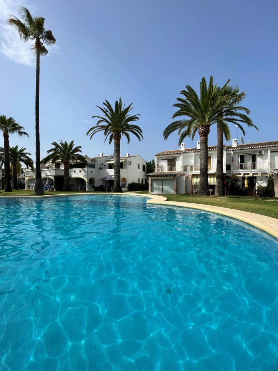 2 soveværelse Rækkehus til salg i Denia med swimmingpool - € 369.000 (Ref: 10136521)